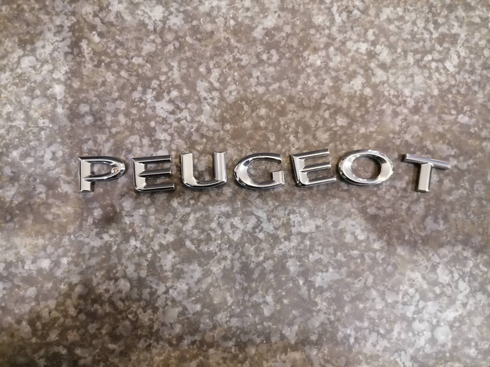 Надпись PEUGEOT на крышку багажника бу